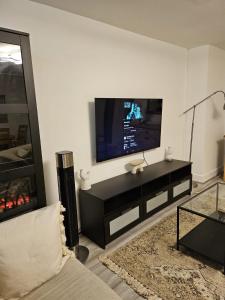伦敦CENTRAL London Luxury APP的客厅设有壁挂式平面电视。
