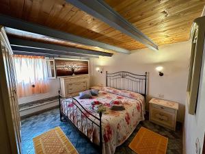 巴里萨尔多La Bomboniera的一间卧室设有一张床和木制天花板