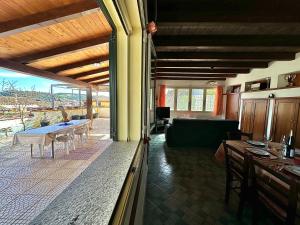 巴里萨尔多La Bomboniera的客厅配有桌子和沙发