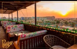 开罗赫利奥波利斯奥艾西斯酒店的享有城市美景的屋顶餐厅