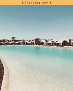 阿莱曼Le Sidi Cabana ( hacienda bay )的度假村内一个蓝色的大泳池