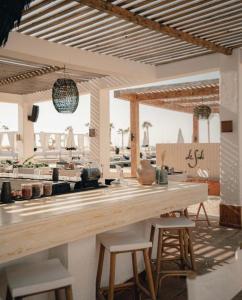阿莱曼Le Sidi Cabana ( hacienda bay )的厨房配有木台面和凳子