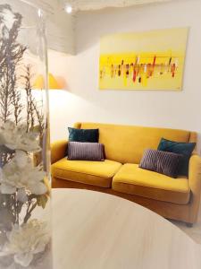 塞纳河畔诺让Cosy Claudel的客厅配有带2个枕头的黄色沙发