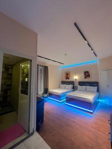 开罗Space Hostel的蓝色灯的客房内的两张床