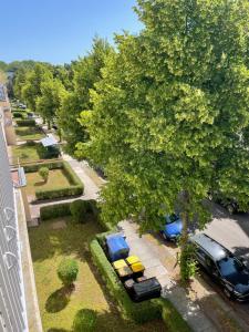 开姆尼茨Ruhige Maisonettewohnung auf dem Kaßberg的停车场上方的汽车和树景