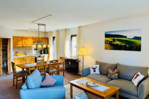 蒂蒂湖-新城Ferienwohnung Lotti + Hochschwarzwald Card的客厅配有沙发和桌子