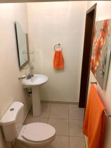 科潘玛雅遗址Habitación Doble Mayan Plaza的浴室配有白色卫生间和盥洗盆。