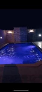 DjerbaLa villa H的蓝色的水灯大型游泳池