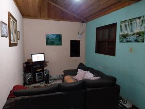 AlagoaHospedagem Manacás的带沙发和电视的客厅
