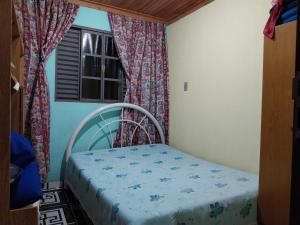 AlagoaHospedagem Manacás的窗户客房内的小床
