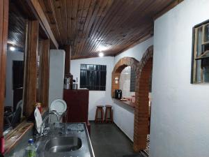 AlagoaHospedagem Manacás的厨房配有水槽和台面
