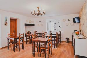 奥比多斯Casa de Campo da Quinta da Pegada的用餐室配有木桌和椅子