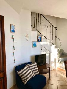 内比达Casa Bellavista的客厅设有蓝色的沙发和楼梯。