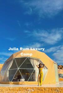 瓦迪拉姆Julia Rum Luxury Camp的站在帐篷前的妇女