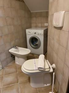内比达Casa Bellavista的一间带卫生间和洗衣机的浴室