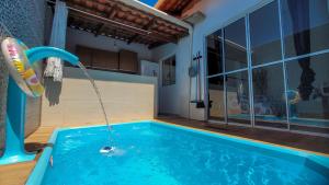 拉巴拉德纳圣安东尼奥Casa de praia completa e confort的一座房子里一个带喷泉的游泳池