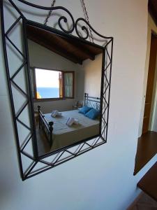 内比达Casa Bellavista的墙上的镜子,房间里的床