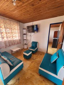 菲兰迪亚贝拉维斯塔乡村民宿的客厅配有沙发、椅子和镜子