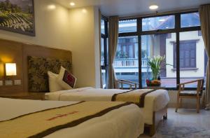 萨帕萨帕雪酒店 的酒店客房设有两张床和大窗户。