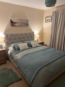 克雷尔Beach House Walk - Crail - Home from Home的一间卧室配有一张大床和床头板