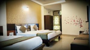 新德里Hotel Delhi Aerocity, NH 8的酒店客房设有两张床和窗户。