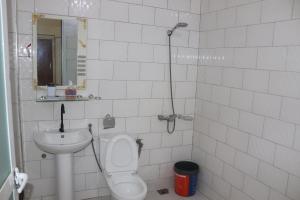 ThièsBel appartement F2 Thies的一间带卫生间和水槽的浴室