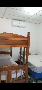莫约加尔帕Hostel Caballo Blanco的天花板客房内的两张双层床