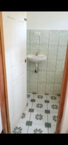 莫约加尔帕Hostel Caballo Blanco的一间带水槽的浴室和瓷砖地板