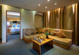 南迪斐济盖特威酒店的客厅配有沙发和桌子
