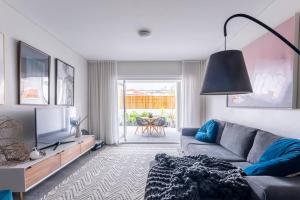 悉尼Balmain Designer 1 Bedroom Apartment with Parking的带沙发和电视的客厅