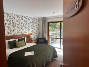 瓦纳卡瓦纳卡温泉住宿加早餐旅馆的酒店客房设有一张床和一个阳台。