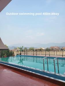万荣Downtown Vang Vieng Hotel的山地度假酒店的游泳池