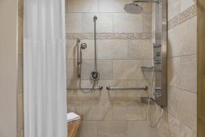 埃文Club Wyndham Resort at Avon的带淋浴和浴帘的浴室