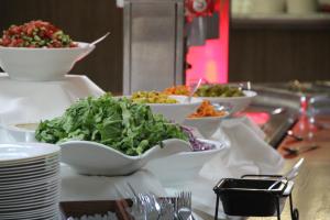 Neve Shalom尼夫沙洛姆酒店的自助餐,桌上有碗食物