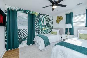 亚特兰大Oasis S-Kape near ATL airport!的一间卧室设有两张床,窗户设有绿色窗帘