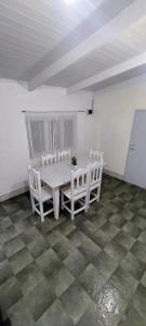 奥韦拉LUZ BELLA 2的白色的用餐室配有桌椅