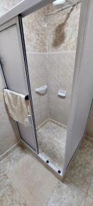 奥韦拉LUZ BELLA 2的浴室里设有玻璃门淋浴