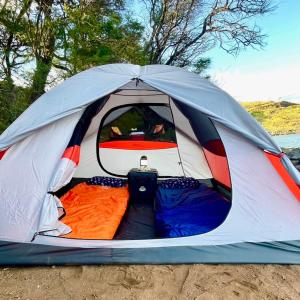 卡胡卢伊Roadtrip Camping on Maui的海滩上的帐篷,门打开