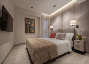 新加坡Le Grove Serviced Residences的一间卧室配有一张大床和电视