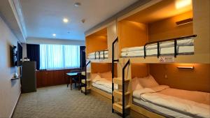 首尔韩国酒店的客房设有三张双层床和一张书桌。