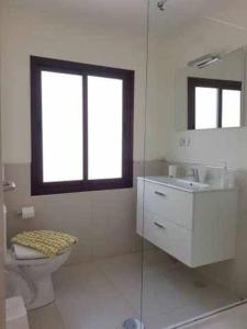 阿雷西费El Reducto Suite的一间带卫生间、水槽和窗户的浴室
