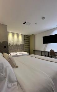 麦德林Sonata 44 Hotel Laureles的一间卧室配有两张床和一台平面电视