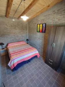 圣拉斐尔Ranchouse的一间卧室配有一张床和一个木制橱柜