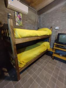 圣拉斐尔Ranchouse的配有电视的客房内的两张双层床