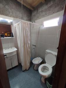 圣拉斐尔Ranchouse的一间带卫生间和水槽的浴室