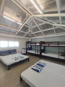 CavintiCaliraya Mountain Lake Resort的宿舍间内的2张床位,配有双层床