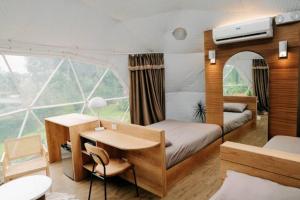 达拉盖地150 Peakway Mountain Resort的一间卧室配有一张床、一张桌子和一张桌子