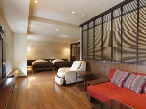 Jozankei定山溪鹤雅度假温泉酒店森之謌的客厅配有沙发和1张床