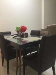 富查伊拉1 bedroom apartment的餐桌、椅子和桌子,上面有植物