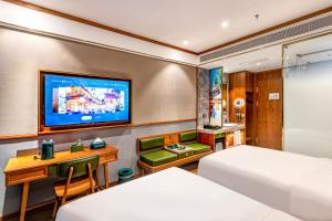昆明时光漫步S酒店（昆明环城北路火车北站店）的酒店客房设有一张床、一张书桌和一台电视机。